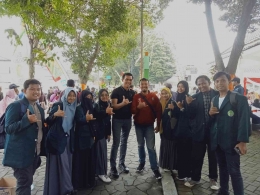 Salam Komunikasi:Sebagian Mahasiswa KPI IAI Syarifuddin berfoto ria bersama samsat dan pekerja di media Lumajang satu. (Potret:Syahrulgofar KPI21)