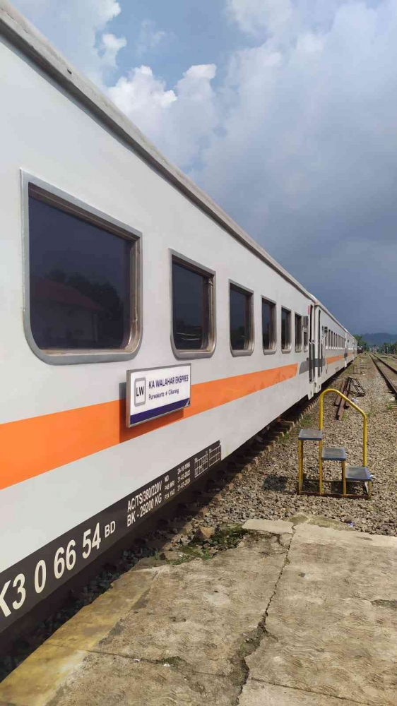 KA Walahar Express tujuan Purwakarta (Dokumentasi pribadi)