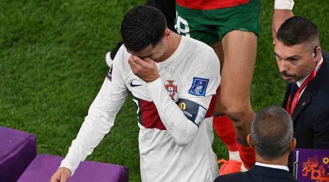 Cristiano Ronaldo menangis saat Portugal dikalahkan Maroko. Foto: Nelson Almeida/AFP/bola.com