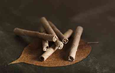 https://www.shutterstock.com/id/image-photo/handmade-nicotinefree-cigarettes-lie-smoke-on-2093398633Image caption