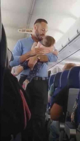 Orang Tua Menenangkan Anak Yang Rewel Saat Di Pesawat | Sumber The Asian Parent
