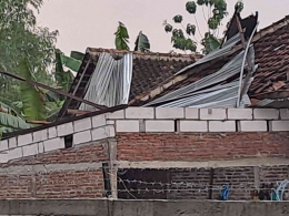Atap rumah rusak akibat puting beliung, foto dokpri Pemdes