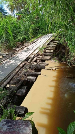 Jembatan Air Bajau yang tak lagi layak dilalui. (foto dok happy neldy)