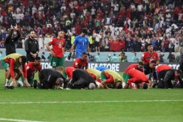 Maroko, Singa Atlas dari Afrika dengan para pemain mereka melakukan sujud syukur (Foto AFP/Karim Jaafar via Kompas.com)