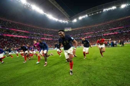 Para pemain Prancis berlarian merayakan timnya masuk final Piala Dunia 2022 (Sumber: https://twitter.com/FFF)