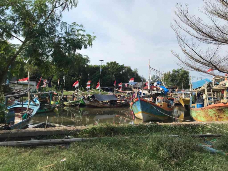 Sungai-sungai di Indramayu yang bermuara ke laut, mampu menampung ratusan kapal (dok. pribadi)