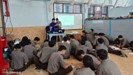 Suasana Kegiatan Belajar Mengajar di Kelas XI TKRO