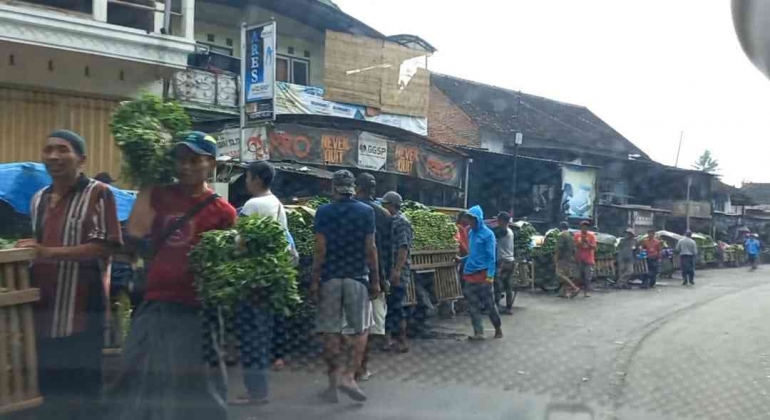 ilustrasi/pasar sayur jl raya kedungrejo-banjarejo pakis malang (dok. pribadi)