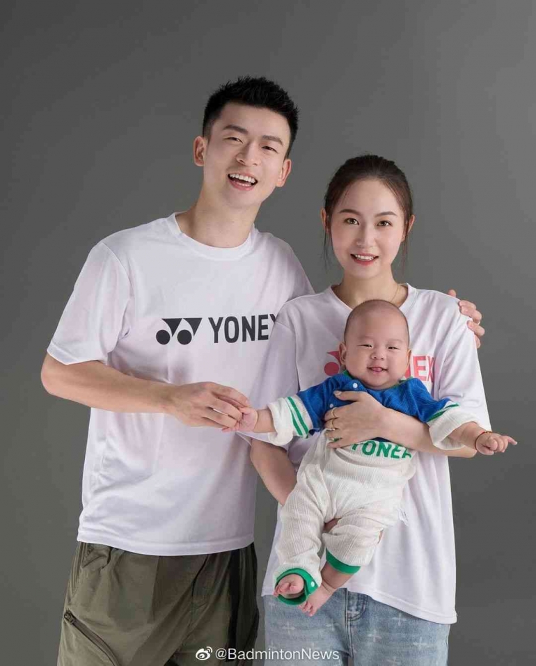 Ketika lahir Zheng Siwei tidak melihat Aiden sama sekali karena ikut turnamen internasional (Foto weibo.com/@Zheng Siwei via @Badminton News) 