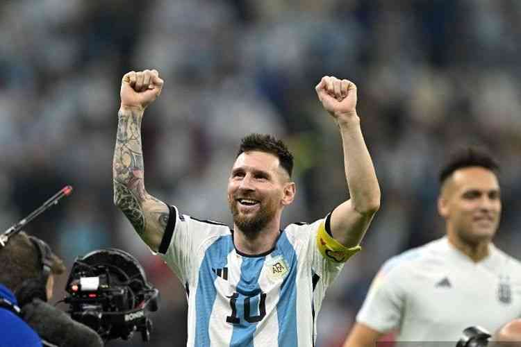 Lionel Messi merayakan kemenangan atas Kroasia pada laga semifinal Piala Dunia 2022. (Foto: AFP/JUAN MABROMATA/via KOMPAS.COM)