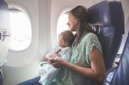 Ilustrasi orang tua bersama anak kecil di pesawat.| Dok. Shutterstock/Odua Images via Kompas.com