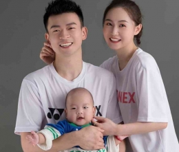 Zheng Siwei dan keluarga kecilnya (Foto weibo.com/@Zheng Siwei via @Badminton News) 