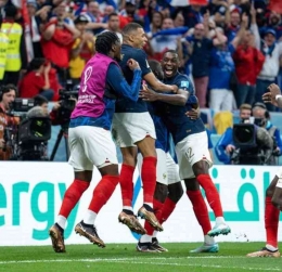 Skuad Perancis merayakan kemenangan atas Maroko. Doc : Ig equipedefrance