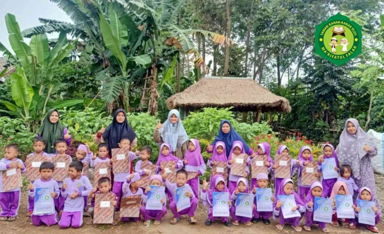 Siswa dan Guru TK Plus Ma'rifatul Falah Berbasis Pesantren berpose di halaman Sekolah/Dok pribadi