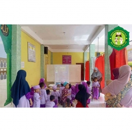 Siswa TK Plus Ma'rifatul Falah Menonton Vidio Kartun Motivasi dan Kegiatan Belajar dan bermain selama di sekolah/Dok pribadi
