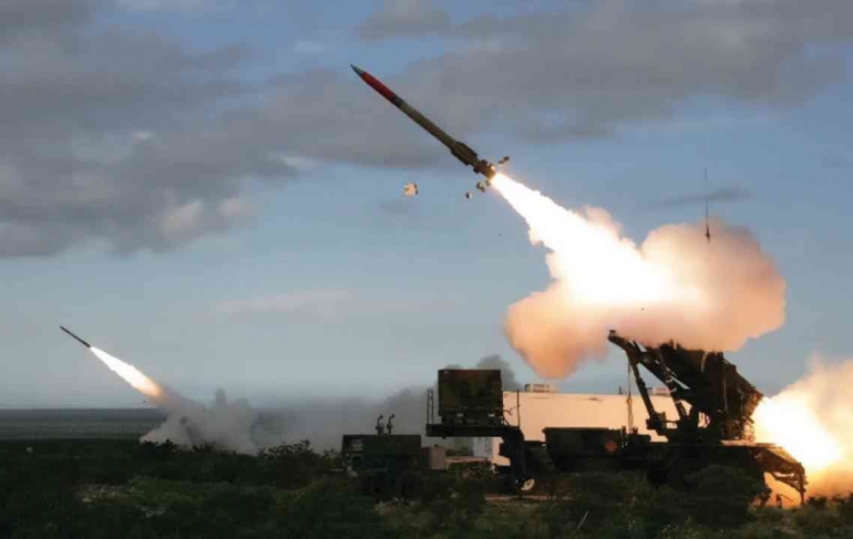 Patriot dapat melakukan intersep  rudal musuh di udara sebelum mencapai target. Photo: US Army. 