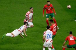 Bek Kroasia, Josko Gvardiol terbang menyundul bola ke gawang Maroko dalam laga perebutan juara tiga Piala Dunia 2022 Qatar (Foto: via bongda.com)