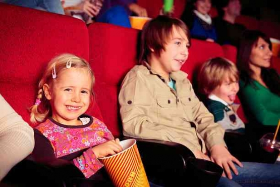 Ilustrasi anak-anak di bawah umur yang nonton film di teater bioskop (gambar from iStock)