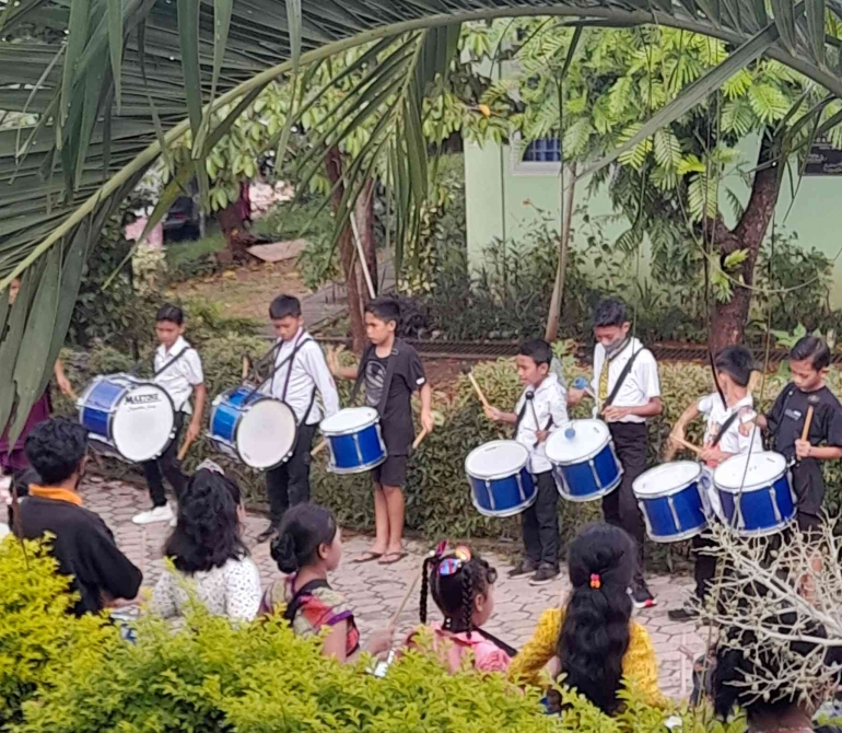 Ekskul drum band SDK Canossa beraksi menyambut Sekretaris Dinas Pendidikan Kota Kupang dan tamu undangan lainnya (dok pribadi)