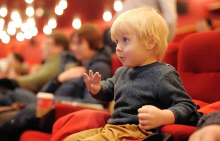 Ilustrasi anak balita yang nonton film di teater bioskop (gambar from iStock)
