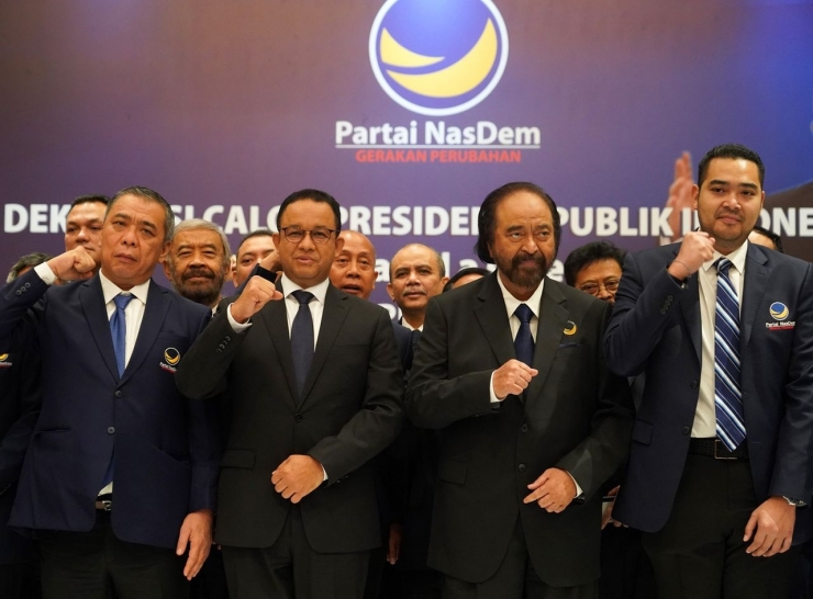 Ketua Umum Partai Nasdem Surya Paloh (kedua dari kanan) bersama Anies Baswedan (kedua dari kiri) pada acara pengumuman calon presiden yang diusung Partai Nasdem dalam Pemilu 2024, di Nasdem Tower, Jakarta, Senin (3/10/2022). (Foto: KOMPAS/RONY ARIYANTO NUGROHO)