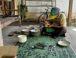 Mukhlas, tukang ukir sendok sedang menamai sendok dan piring saya| Foto: Siti Nazarotin 
