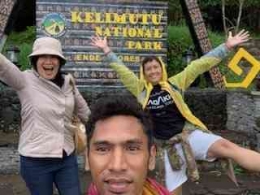 Foto dulu di gerbang Kelimutu sebelum kembali ke hotel | Dok Pribadi