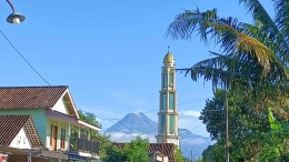Masjid berlatar Gunung Merapi - dokpri Inspirasiana
