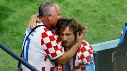 Luka Modric memeluk ayahnya setelah menjalani laga Piala Dunia terakhirnya (Foto: REUTERS/BERNANDETT SZABO via cnnindonesia.com)