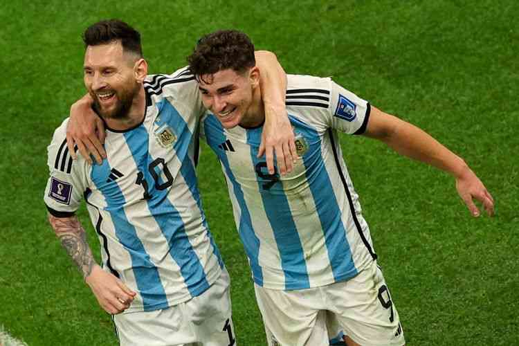Lionel Messi dan Julian Alvarez jadi andalan di lini depan Argentina di final Piala Dunia 2022: AFP/ADRIAN DENNIS via Kompas.com