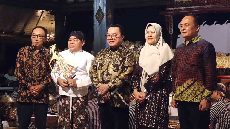 Foto bersama, Ketua Umum IKG Eddy Sukirman (Tengah) didampingi Kepala Banhubda DIY (no 2 kanan),  Wakil Ketua DPRD Gunungkidul Suharno (Paling Kanan)