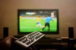 Ilustrasi siaran sepak bola di TV (Sumber: kompas.com)