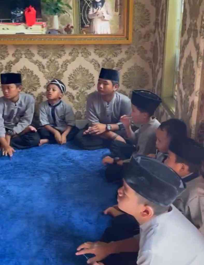 Ustadz Haji Jemmi Mokodompit Menyayangi Dan Menyantuni Anak-anak Yatim ...