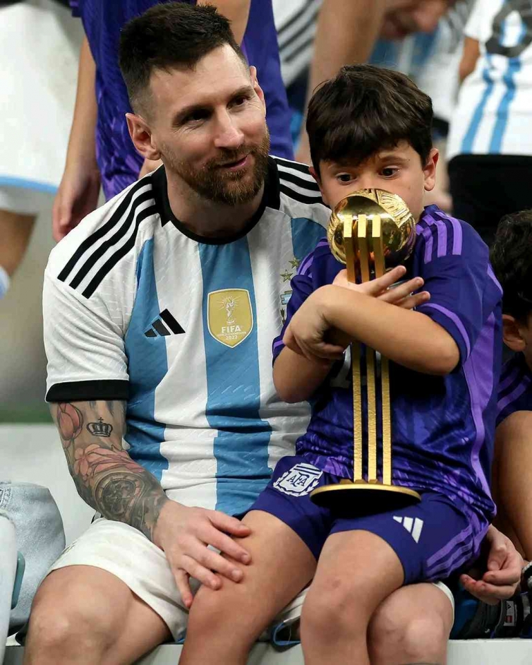 Messi dan Putranya memangku Piala Dunia (Foto Facebook.com/FIFA World Cup)
