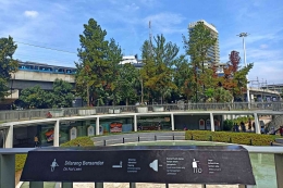 Taman Literasi dengan pemandangan latar jalur MRT Jakarta (foto by widikurniawan)