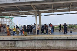 Suasana Stasiun Manggarai di hari Minggu, dipenuhi penumpang keluarga yang ingin jalan-jalan (foto by widikurniawan)