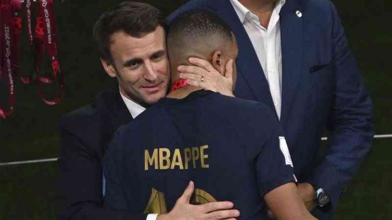 Meski kalah mendapat Pelukan hangat dari Presiden Prancis Emmanuel Macron untuk Mbappe penerima Sepatu Emas: Foto: Setn.com/ch