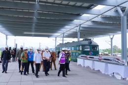 Presiden Joko Widodo saat meninjau Stasiun Tegalluar, Kamis (13/10). (Sumber: Dokumentasi KAI) 