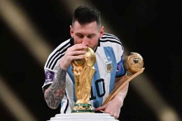 Messi mencium trofi Piala Dunia 2022 setelah sukses mengantarkan negaranya menjuarai Piala Dunia 2022 Qatar. Foto : kompas.com