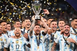 Foto Argentina Angkat Trofi Piala Dunia 2022 (Bola.net)