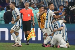 Selebrasi skuad Argentina menang 4-1 dalam adu penalti melawan Prancis untuk meraih juara Piala Dunia 2022 (Foto AFP/Adrian Dennis via Kompas).