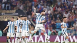 Selebrasi Messi setelah Argentina menangi drama adu penalti lawan Prancis. (Foto: Getty Images/Julian Finney)