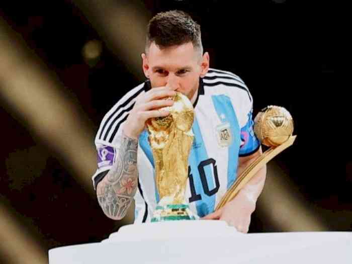 Lionel Messi mencium Piala Dunia 2022. Dia juga mendapat penghargaan peman terbaik FIFA WORD CUP 2022. Sumber gambar: Indozone