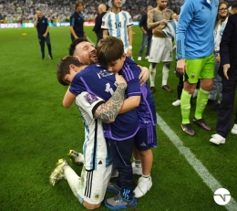 Ekspresi kemenangan Messi bersama anak-anaknya (sumber foto : akun twitter @TNTSportBR)