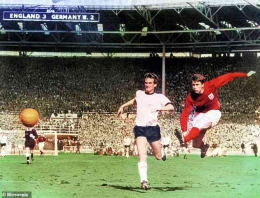 Geoff Hurst (jersey merah) dalam laga final World Cup 1966 di Inggris (Foto: dailymail.co.uk). 