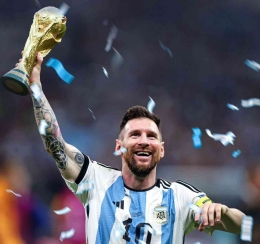 Lionel Messi akhirnya mengangkat tropi Piala Dunia bersama Argentina. | Sumber: twitter.com/Fabrizio Romano