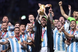 Potret Timnas Argentina berhasil meraih gelar juara Piala Dunia 2022. Sumber: FIFACom