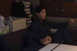 Lee Jong Suk dan Cha Eun Woo sepasang kakak-beradik dalam adegan emosional di kapal selam dalam film Decibel. Sumber: HanCinema.com