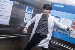 Adegan laga Lee Jong Suk di dalam lift. Sumber: HanCinema.com