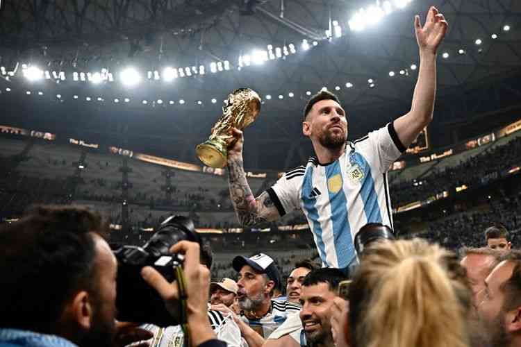 Messi mengangkat trofi Piala Dunia bersama rekan-rekannya Tim Tango Argentina (Foto AFP/Anne Christine Poujoulat via Kompas.com). 